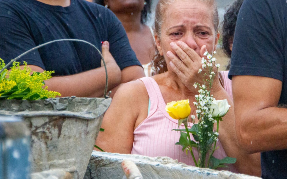 Familiares e amigos se emocionam no enterro de Gilson Castro Silva, morto após ser atropelado por um ônibus no dia 1º, em Copacabana - Érica Martin / Agência O Dia