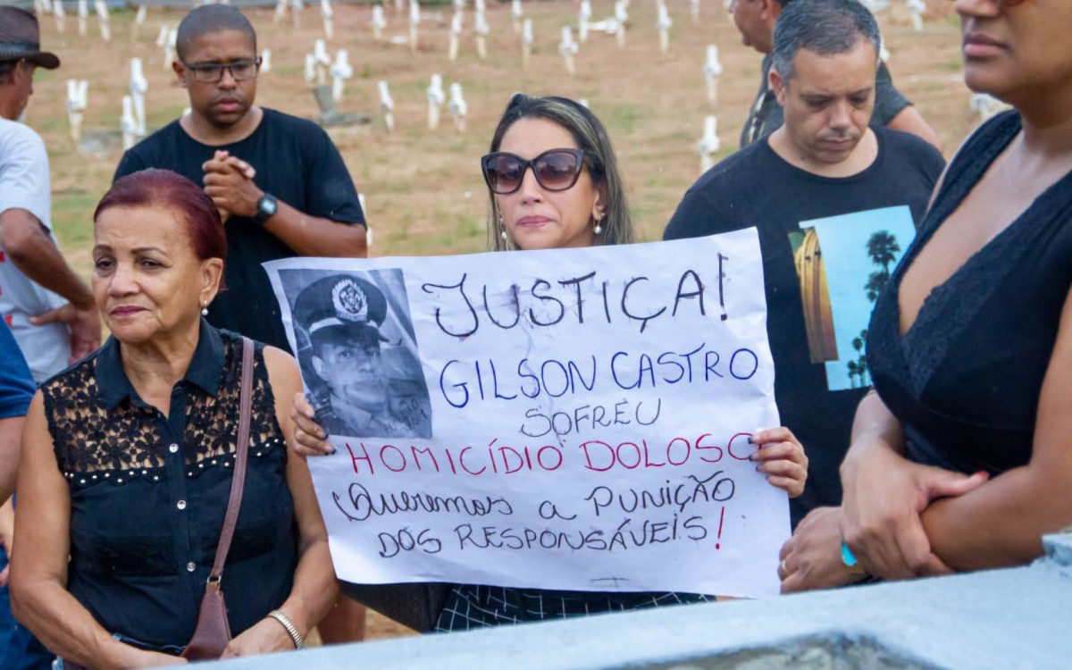 Familiares e amigos do bombeiro Gilson Castro Silva, morto após ser atropelado por um ônibus, no dia 1º, em Copacabana, pedem justiça - Érica Martin / Agência O Dia