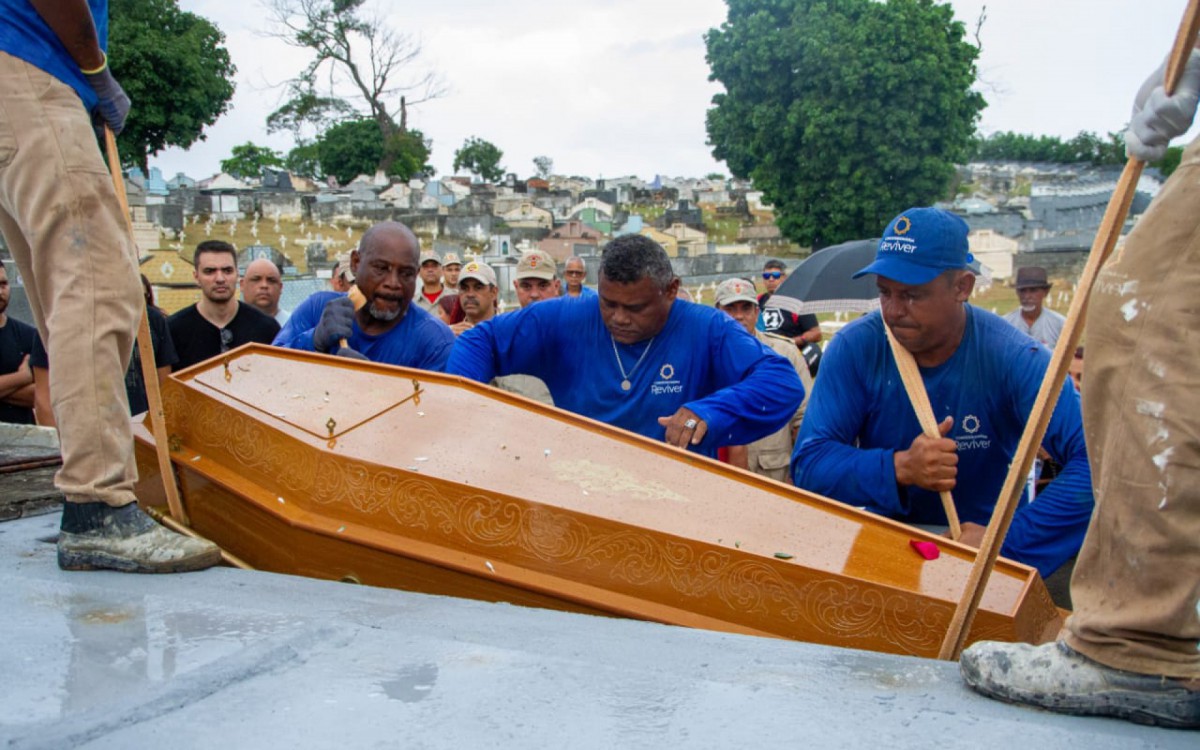  O bombeiro Gilson Castro Silva, morto após ser atropelado por um ônibus, no dia 1º, em Copacabana, é enterrado no Cemitério de Ricardo de Albuquerque - Érica Martin / Agência O Dia