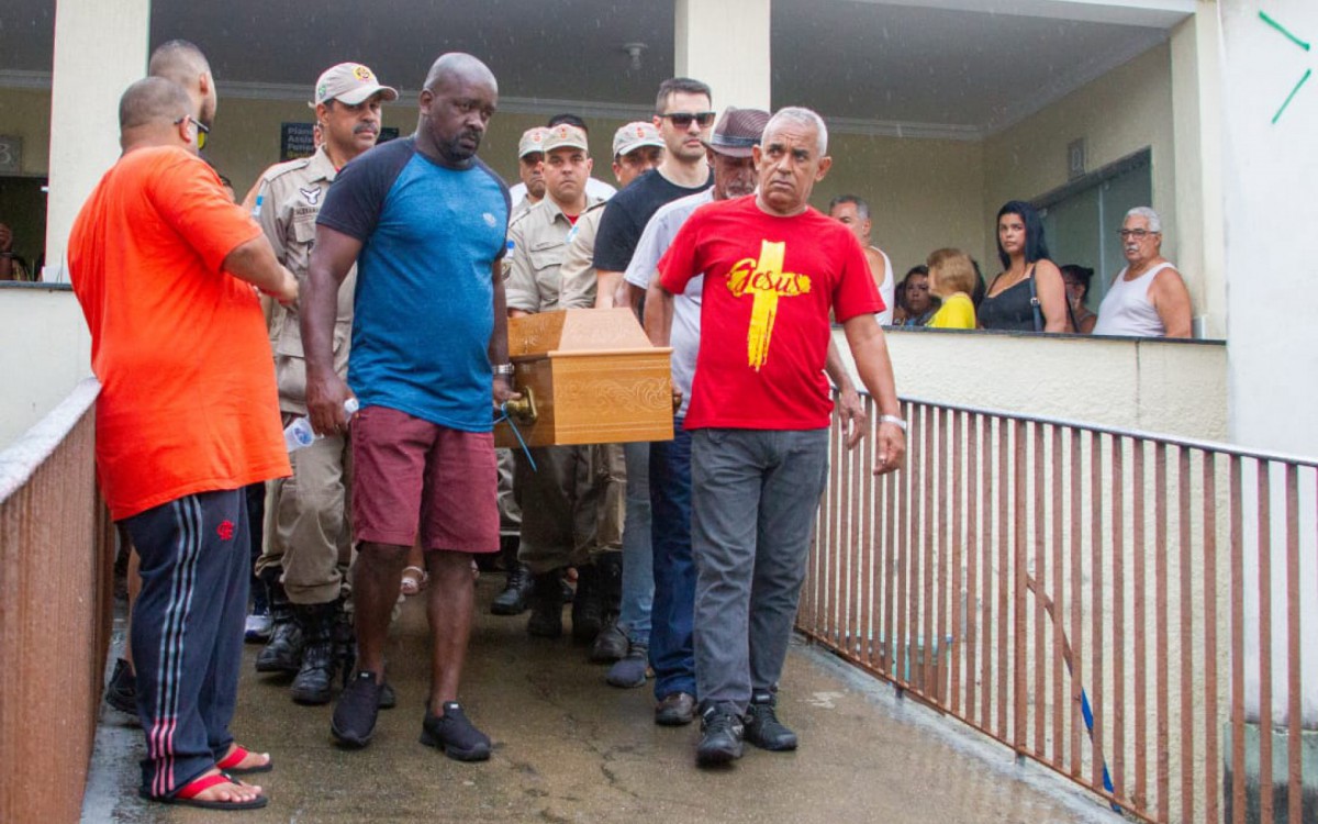 Caixão com corpo de Gilson Castro Silva, morto após ser atropelado por um ônibus no dia 1º, em Copacabana, sendo transportado pelo Cemitério de Ricardo de Albuquerque - Érica Martin / Agência O Dia