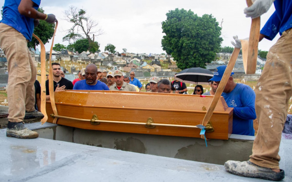 O bombeiro Gilson Castro Silva, morto após ser atropelado por um ônibus, no dia 1º, em Copacabana, é enterrado no Cemitério de Ricardo de Albuquerque - Érica Martin / Agência O Dia