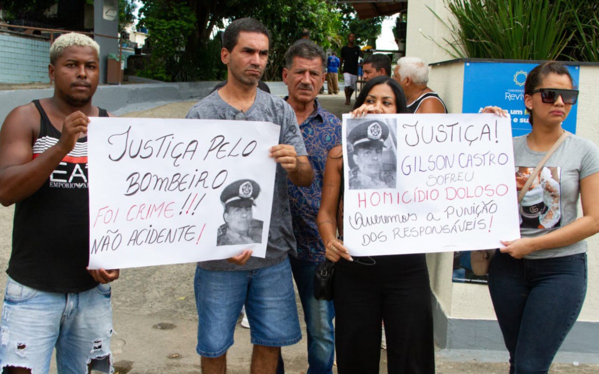 Familiares e amigos do bombeiro Gilson Castro Silva, morto após ser atropelado por um ônibus, no dia 1º, em Copacabana, pedem justiça no enterro - Érica Martin / Agência O Dia