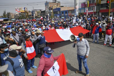 Congresso do Peru volta a rejeitar antecipação das eleições e protestos continuam	