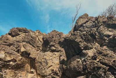 Giovanna Lancellotti aproveita visual romântico de Noronha com namorado