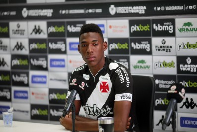 Léo cita alegria por defender o Vasco e relembra conversa decisiva com Diniz: 'Disse que eu iria me destacar'