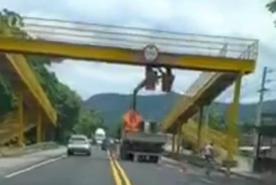 CCR faz manutenção em passarela na Rio-Santos