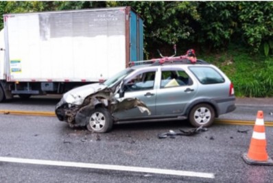 Caminhão de mudança tomba depois de uma colisão na Rio-Santos