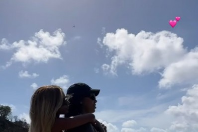 Ludmilla e Brunna Gonçalves posam juntinhas em Fernando de Noronha