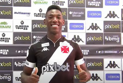 Léo cita alegria por defender o Vasco e relembra conversa decisiva com Diniz: 'Disse que eu iria me destacar'