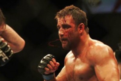 Ex-lutador do UFC é preso sob suspeita de matar namorada e deixá-la nua em cama de motel