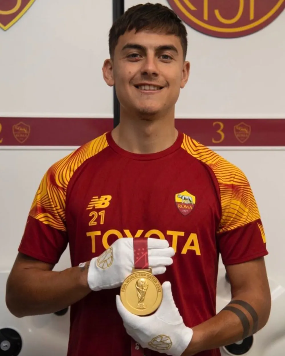 Campeão da Copa do Mundo, Dybala entrega medalha à Roma