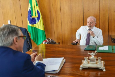Após varredura da PF, Lula despacha no Planalto 