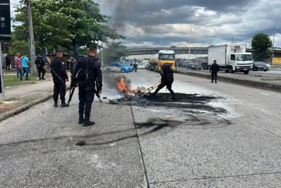 Protesto contra morte na comunidade Kelson's interdita duas pistas na Avenida Brasil