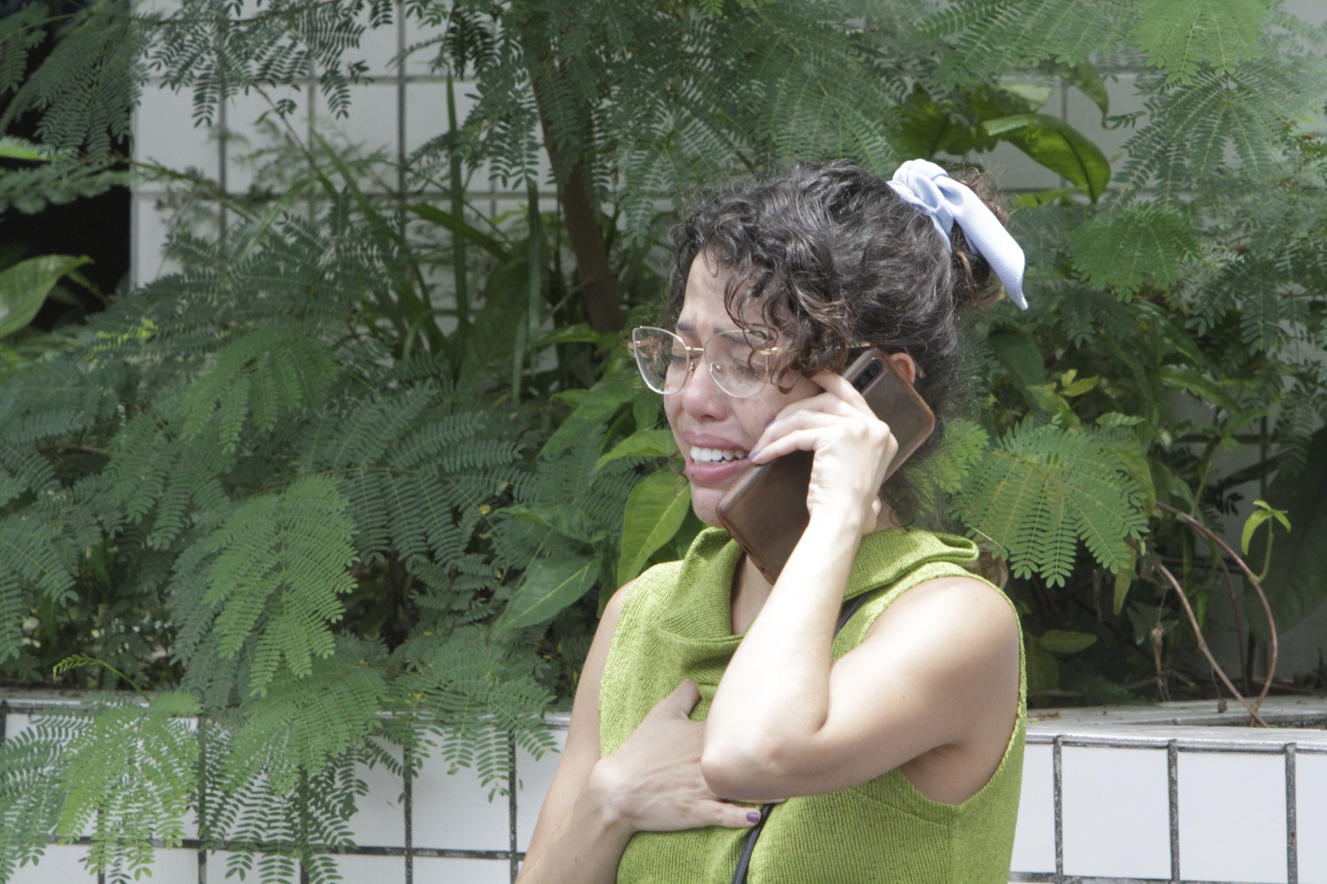 Familiares do jovem Daniel Mascarenhas estiveram no IML para reconhecimento do corpo,  ele foi esfaqueado e morto, na madrugada desta quarta-feira (04), na Praça da República, Centro do Rio. Na foto, Fernanda (namorada de Daniel).  - Marcos Porto/Agencia O Dia
