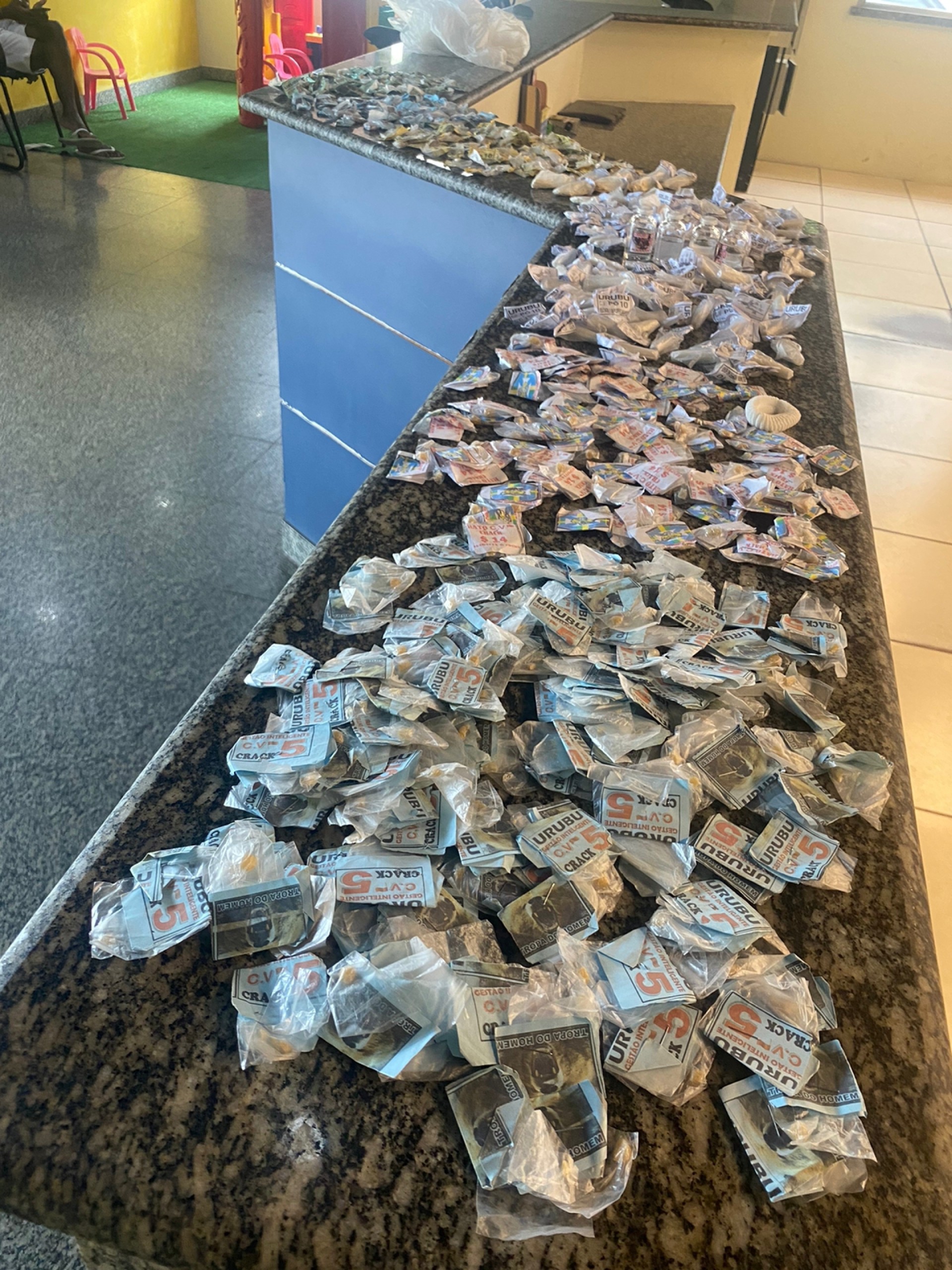 Drogas apreendidas no Morro do Urubu foram encaminhadas para a 24&ordf; DP (Piedade), onde foi registrada a ocorr&ecirc;ncia