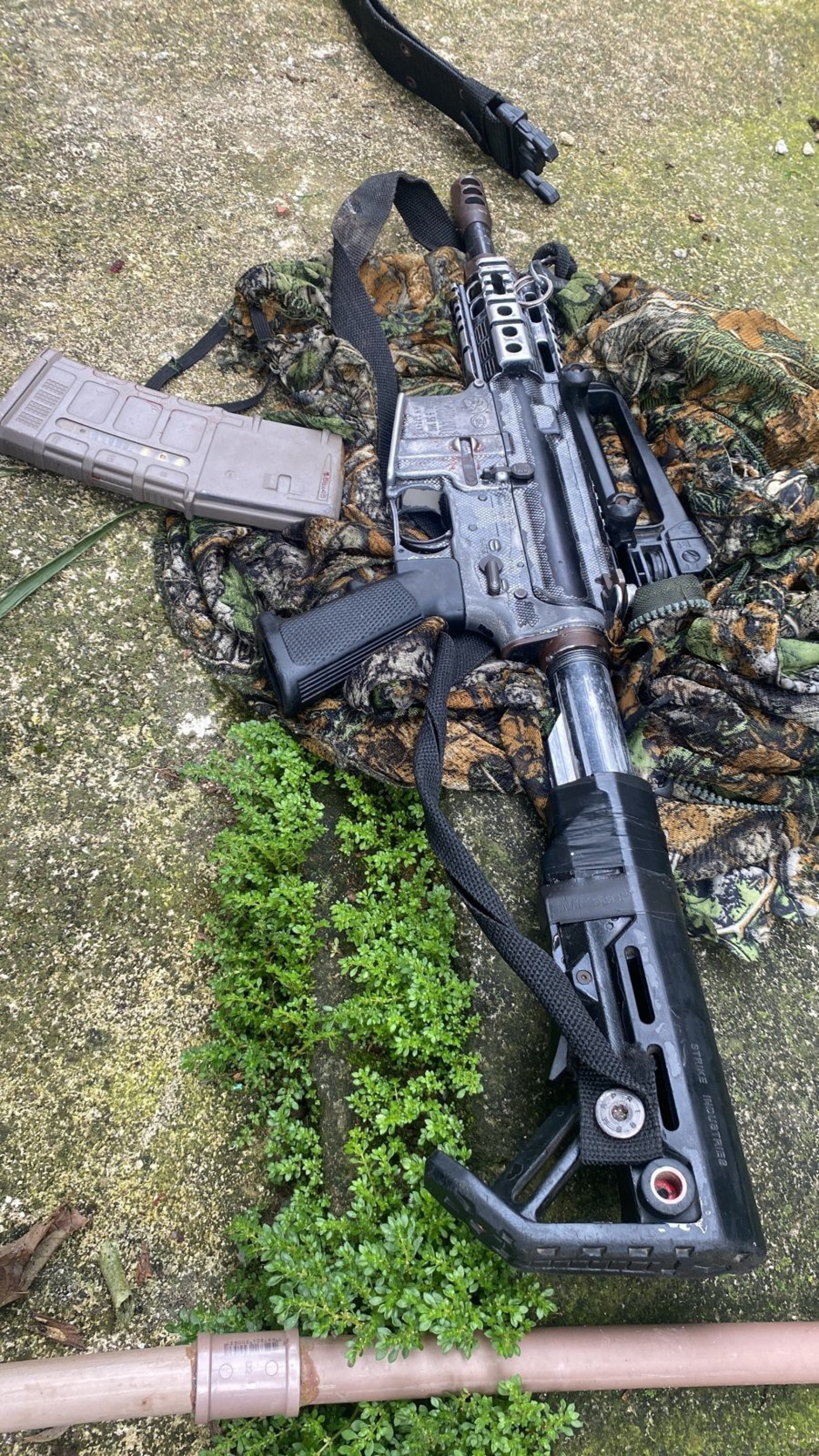 Equipes do 7&ordm; BPM apreenderam um fuzil no Morro do Castro, em S&atilde;o Gon&ccedil;alo