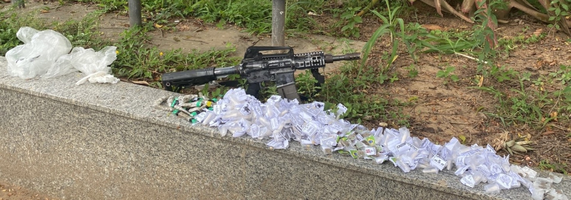 Um fuzil Colt calibre 5.56, um carregador e material entorpecente foram apreendidos pelos agentes no Morro do Castro