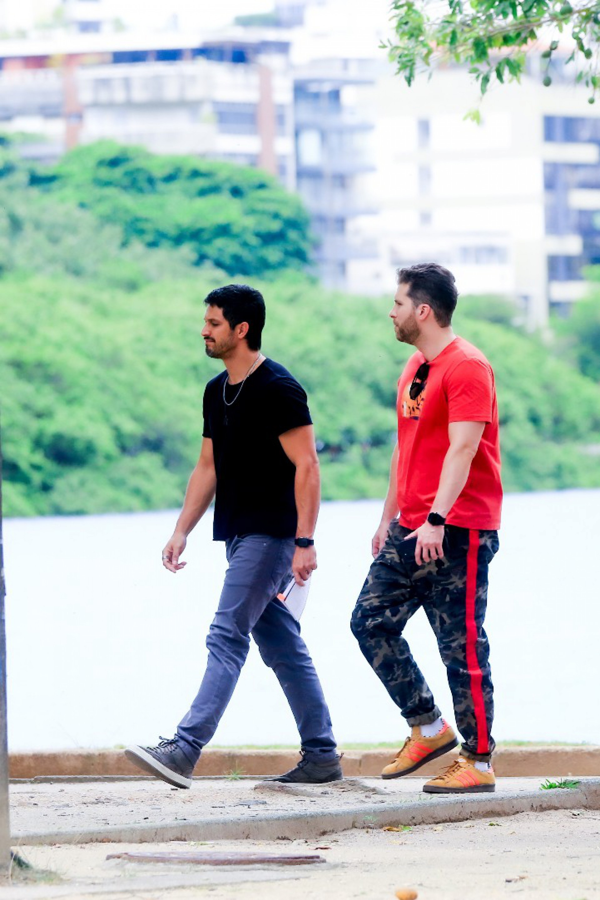 Romulo Estrela, Vanessa Giácomo e Thiago Fragoso gravam cenas na Lagoa - Foto: JC Pereira/AgNews