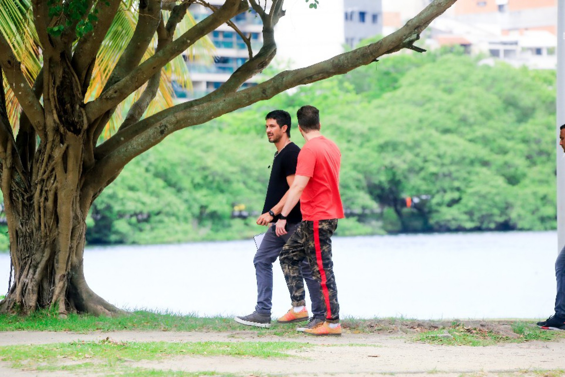 Romulo Estrela, Vanessa Giácomo e Thiago Fragoso gravam cenas na Lagoa - Foto: JC Pereira/AgNews