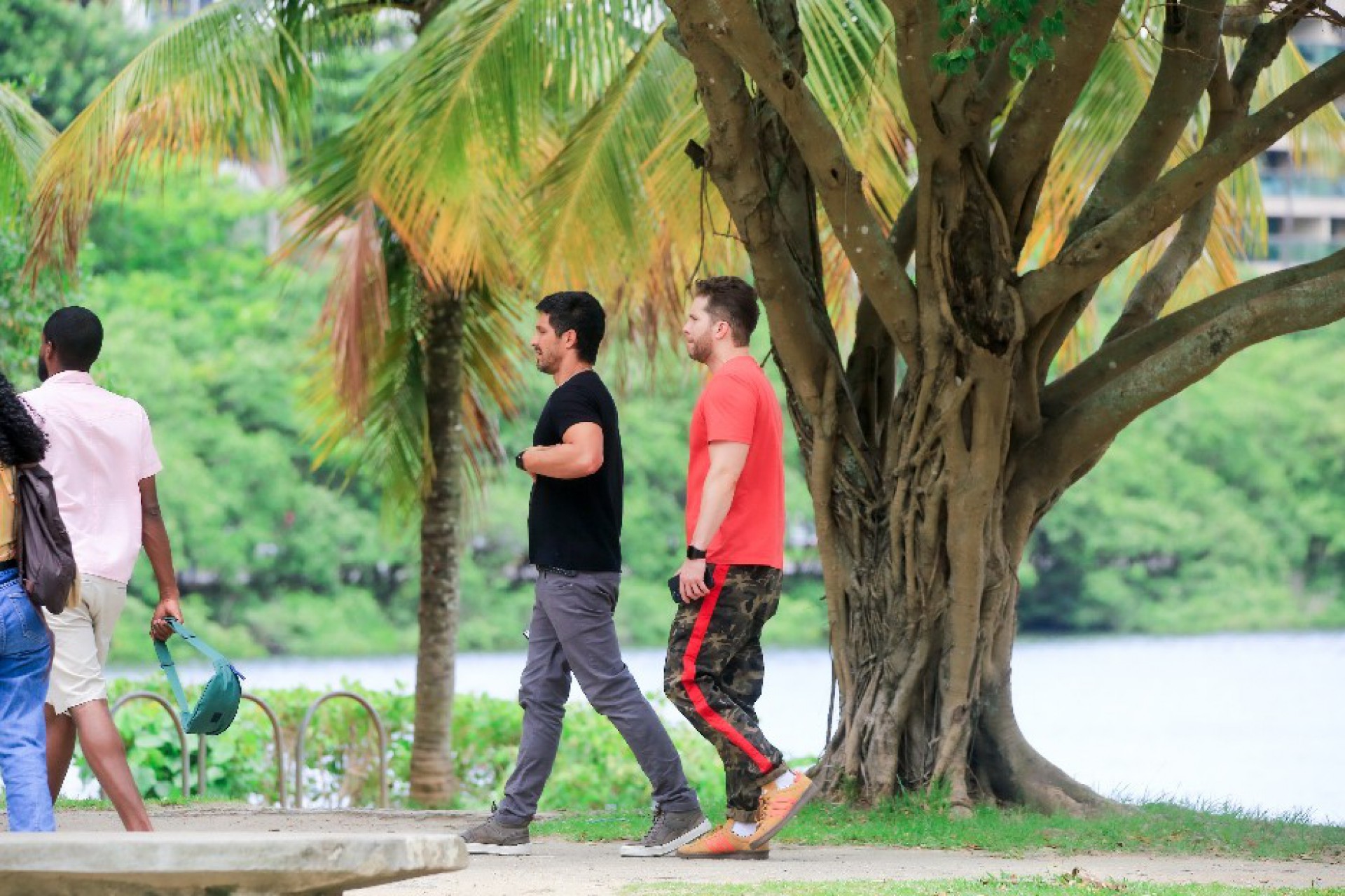 Romulo Estrela, Vanessa Giácomo e Thiago Fragoso gravam cenas na Lagoa - Foto: JC Pereira/AgNews