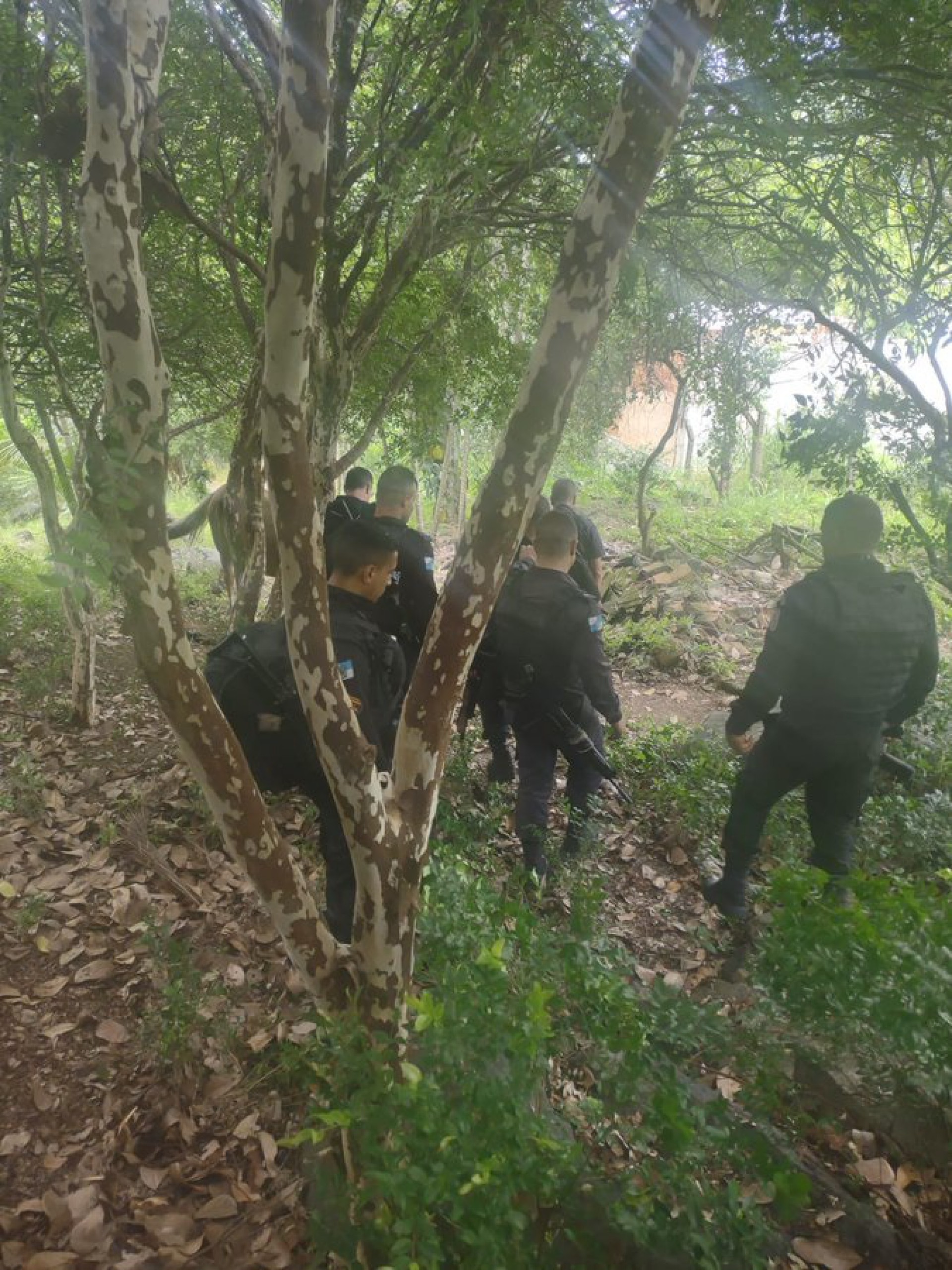 Policiais do 14&ordm; BPM ocupam a &aacute;rea conhecida como Caminho dos Fernandes, em Bangu, durante a opera&ccedil;&atilde;o