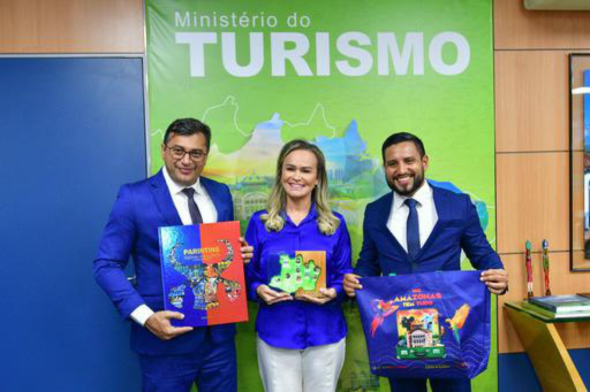 O governador do Amazonas, Wilson Lima, a ministra do Turismo, Daniela Carneiro e Gustavo Sampaio, presidente da Amazonastur, na reuni&atilde;o que aconteceu nesta ter&ccedil;a (04), em Bras&iacute;lia - Divulga&ccedil;&atilde;o