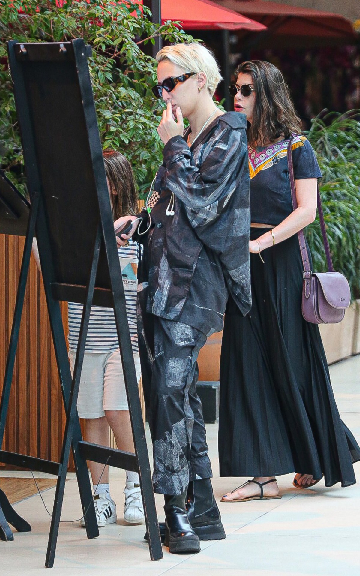 Alinne Moraes curtiu tarde em shopping do Rio 