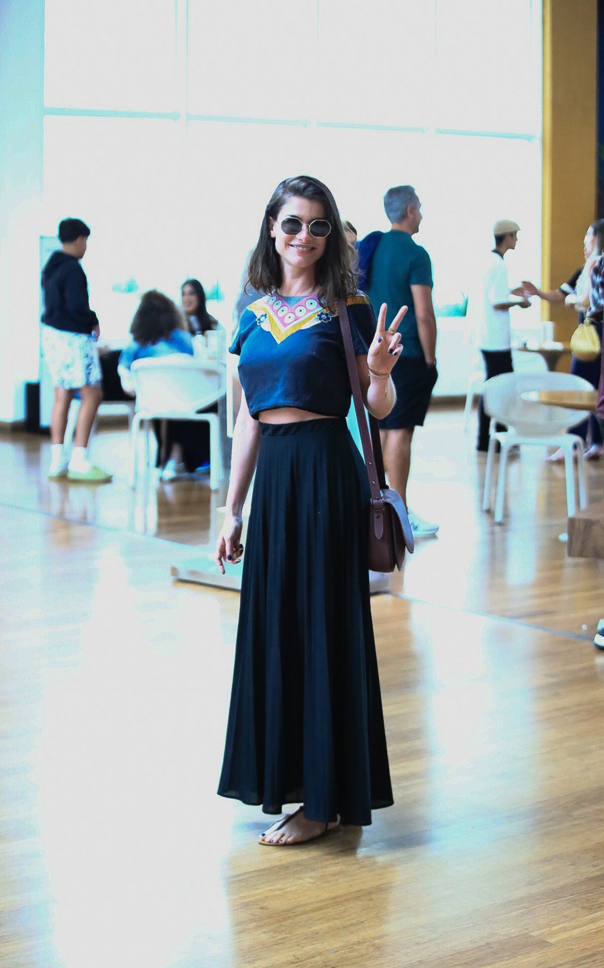 Alinne Moraes curtiu tarde em shopping do Rio 