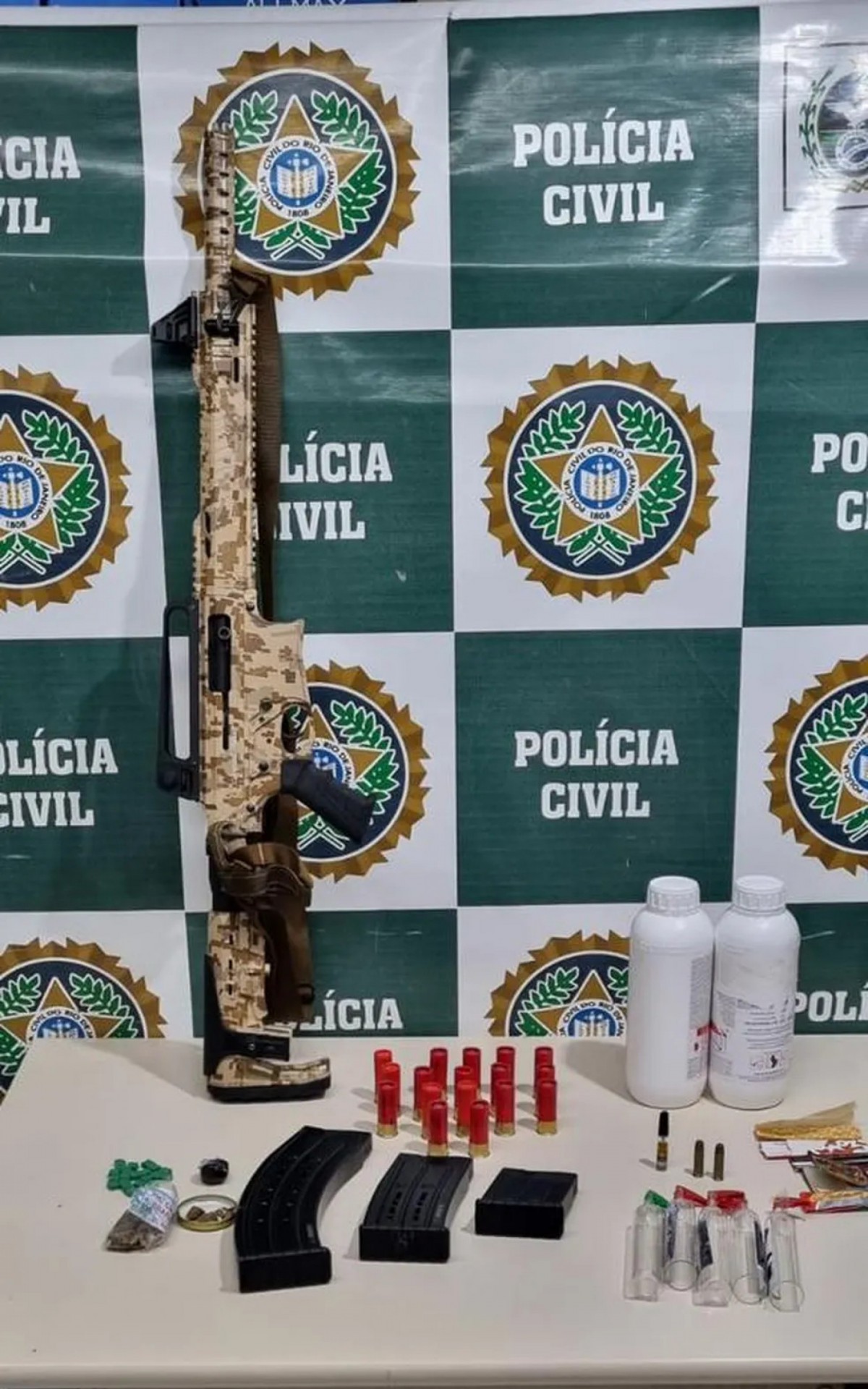 As drogas e a arma foram apreendidas na casa alugada pelo rapper Orochi, em B&uacute;zios 