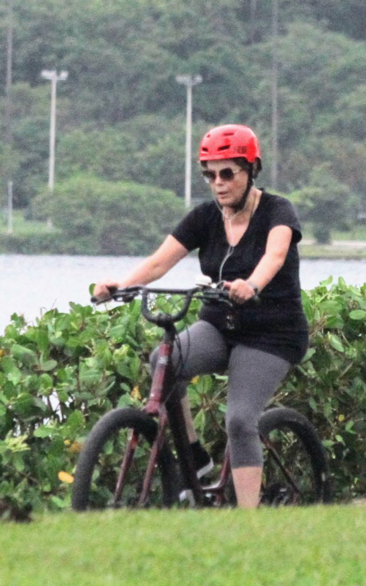 Ex-presidente Dilma Rousseff anda de bicicleta na Lagoa Rodrigo de Freitas, na Zona Sul do Rio, na manh&atilde; desta quinta-feira
