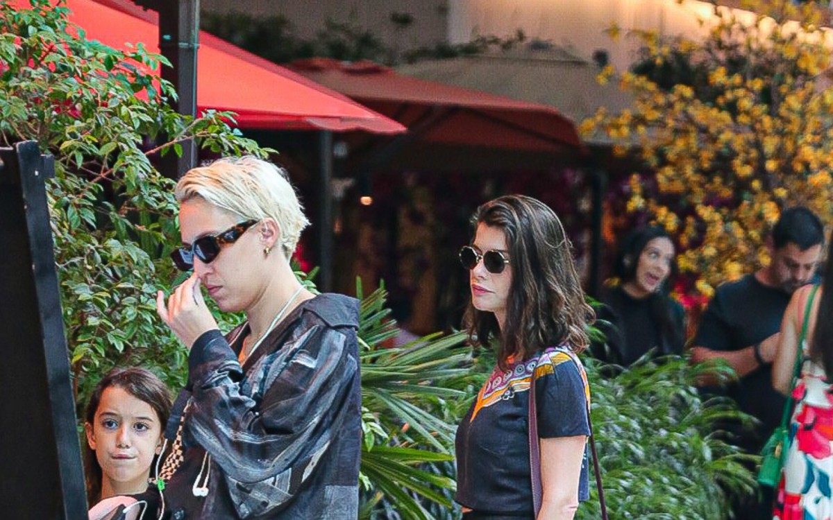 Alinne Moraes curtiu tarde em shopping do Rio 