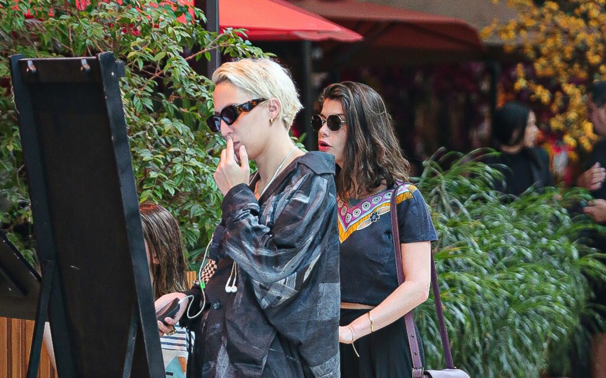 Alinne Moraes curtiu tarde em shopping do Rio 