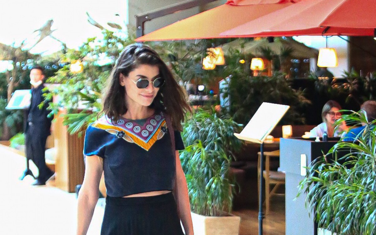 Alinne Moraes curtiu tarde em shopping do Rio 
