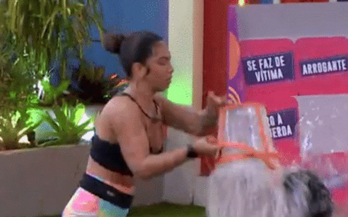 Maria agrediu Nat&aacute;lia com uma 'baldada' na cabe&ccedil;a durante o 'BBB 23'