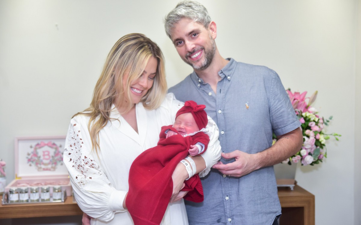 Isabella Cecchi deixou maternidade com a filha rec&eacute;m-nascida e o marido 