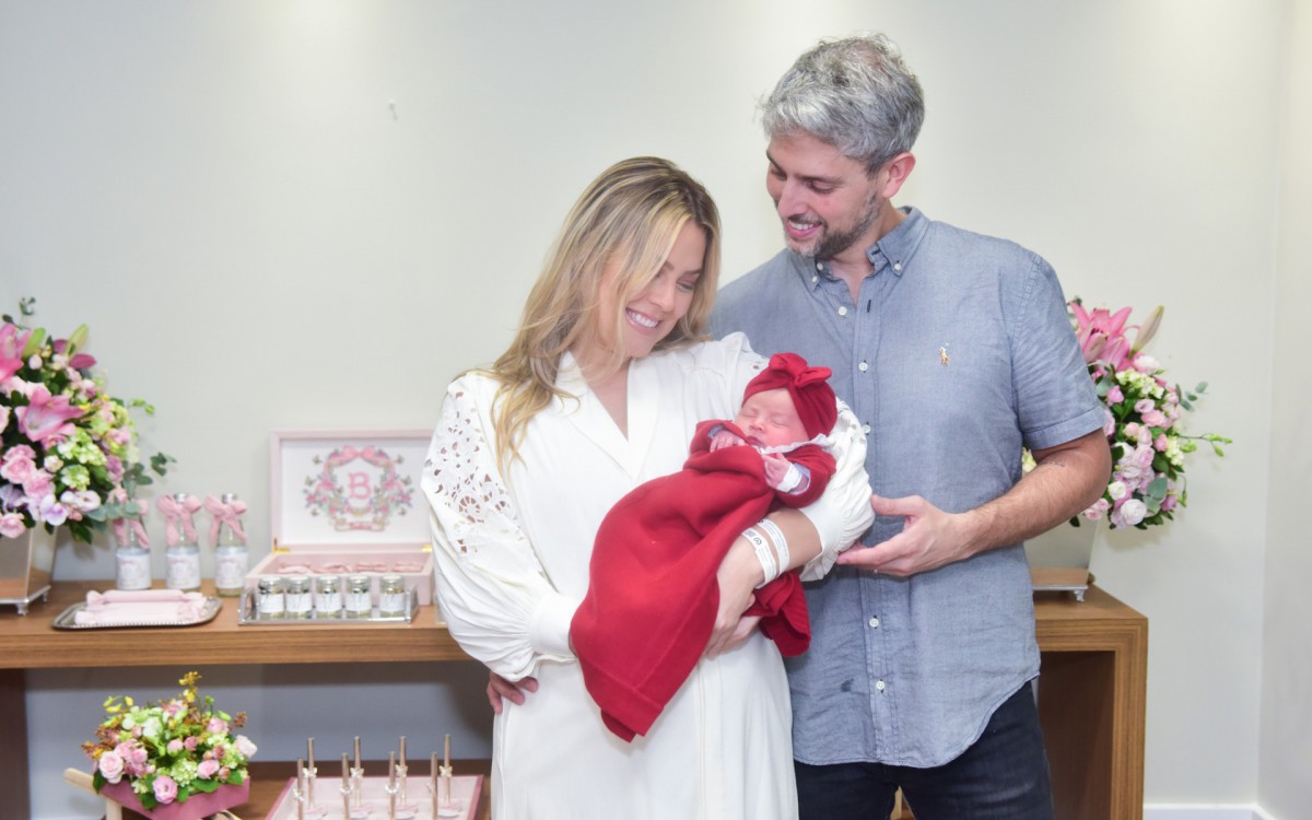 Isabella Cecchi deixou maternidade com a filha rec&eacute;m-nascida e o marido 