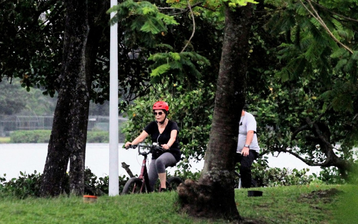 Ex-presidente Dilma Rousseff anda de bicicleta na Lagoa Rodrigo de Freitas, na Zona Sul do Rio, na manh&atilde; desta quinta-feira