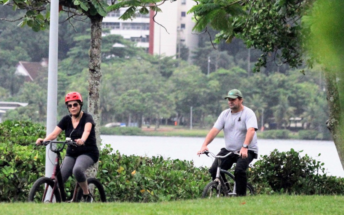 Ex-presidente Dilma Rousseff anda de bicicleta na Lagoa Rodrigo de Freitas, na Zona Sul do Rio, na manh&atilde; desta quinta-feira
