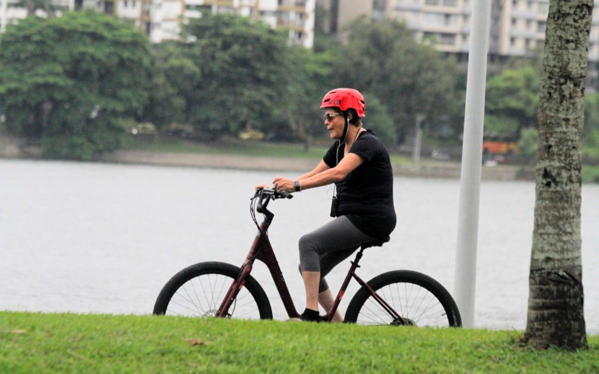 Ex-presidente Dilma Rousseff anda de bicicleta na Lagoa Rodrigo de Freitas, na Zona Sul do Rio, na manhã desta quinta-feira - Daniel Delmiro / Ag. News