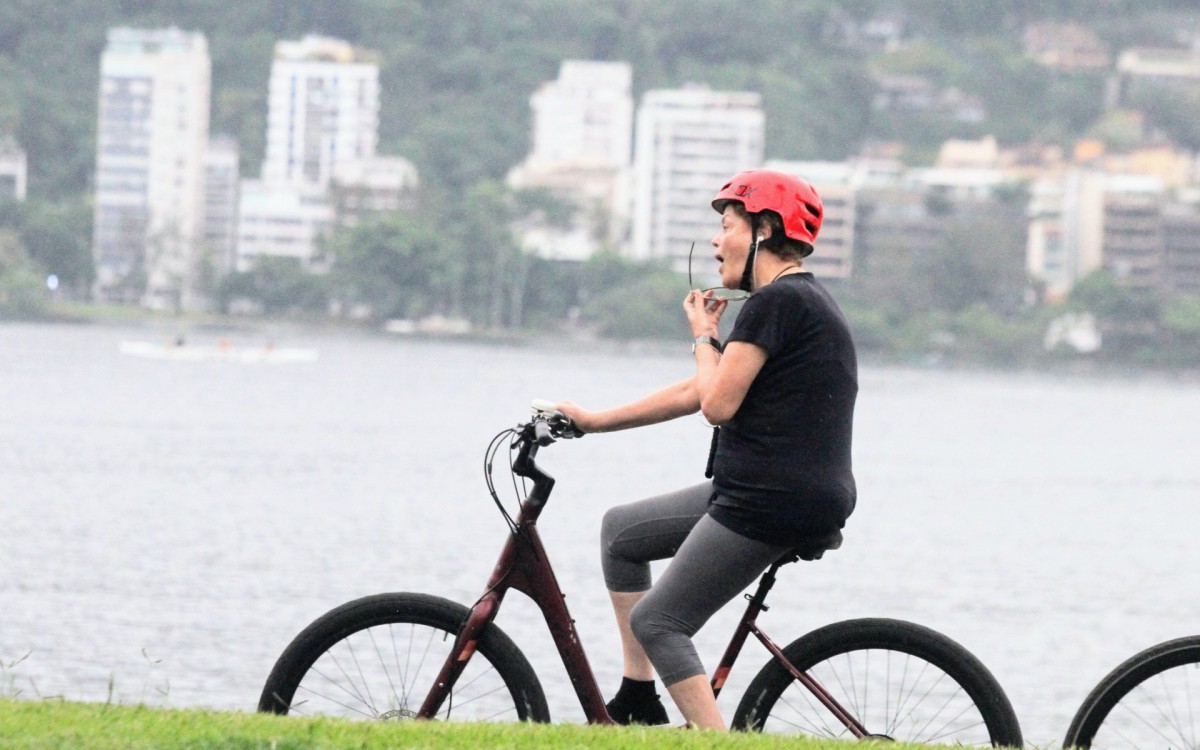 Ex-presidente Dilma Rousseff anda de bicicleta na Lagoa Rodrigo de Freitas, na Zona Sul do Rio, na manh&atilde; desta quinta-feira