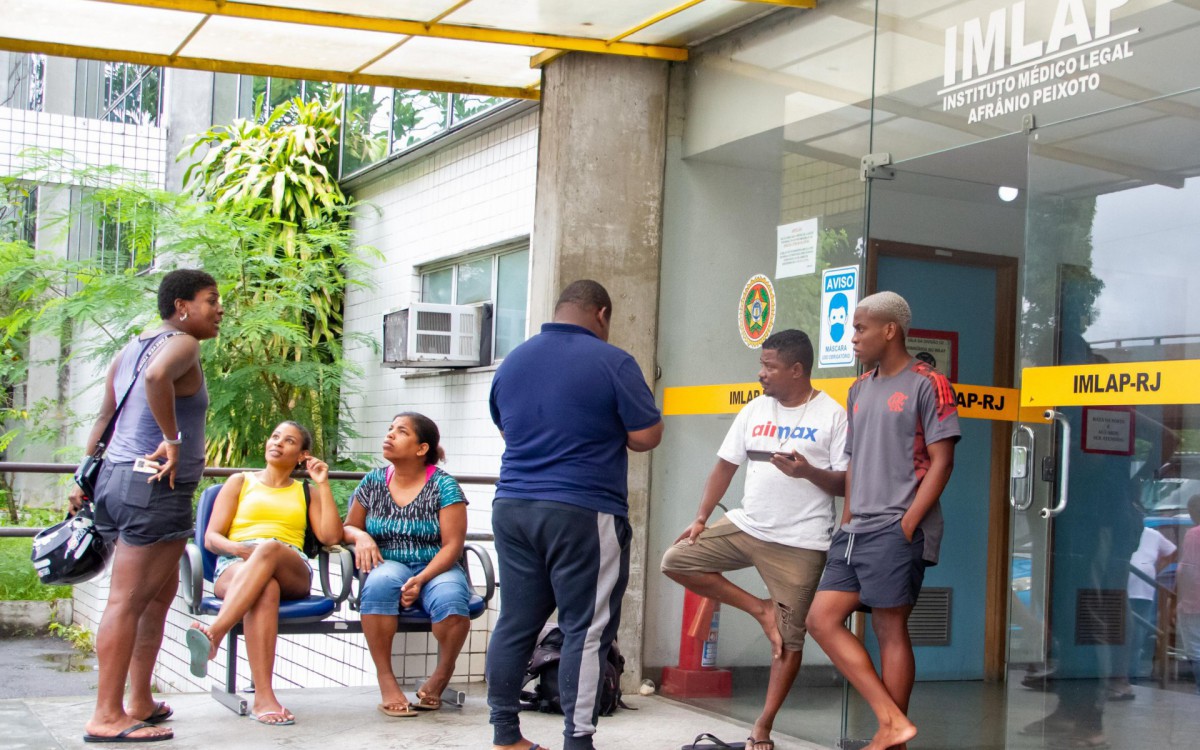 Movimentação no IML dos familiares do catador de lixo morto na Cidade de Deus, Zona Oeste, na manhã desta quinta-feira (05) após uma operação policial - Érica Martin/ Agência O Dia