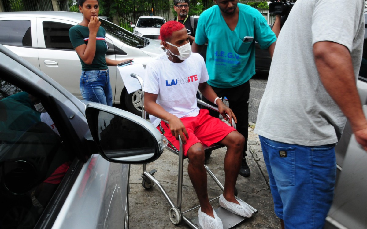 Saída de Marlon Anderson do Hospital Getúlio Vargas, nesta quinta-feira (05). -   Estefan Radovicz