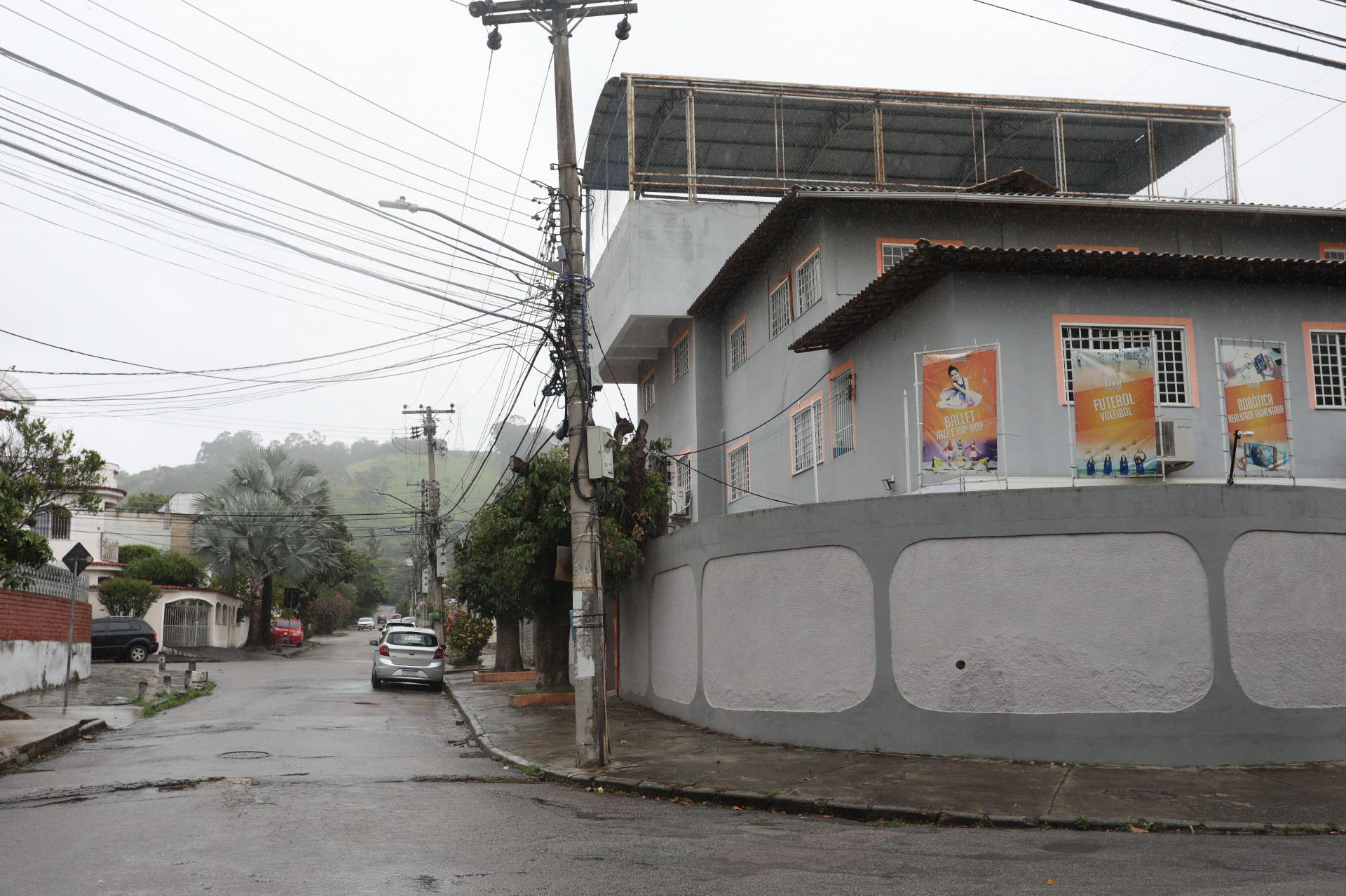 Em rua onde passar&aacute; a nova via a ser constru&iacute;da, moradores t&ecirc;m colocado suas casas &agrave; venda - Pedro Ivo/ Ag&ecirc;ncia O Dia