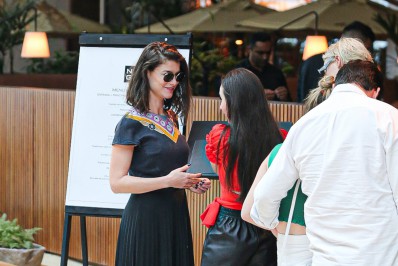 Alinne Moraes passeia com amigos em shopping do Rio