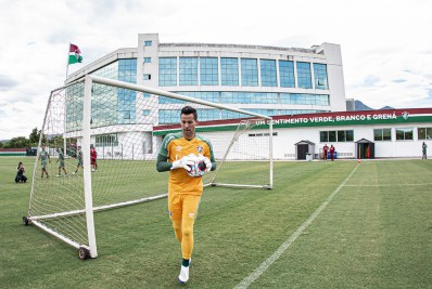 Um ano após sair do Cruzeiro, Fábio aguarda definição por dívida de R$ 20 milhões