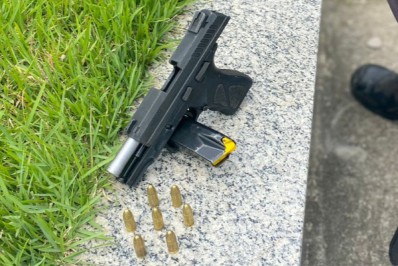 Dupla é presa com pistola municiada na Praia Grande, em Arraial