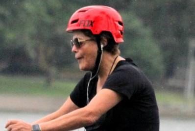 Mesmo com chuva, ex-presidente Dilma Rousseff anda de bike na Lagoa
