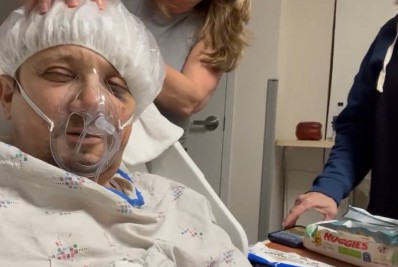 Vídeo! Após acidente, Jeremy Renner ganha massagem da irmã na UTI