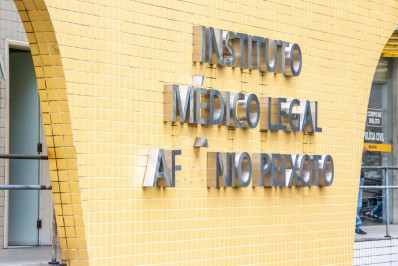 Gambá é flagrado comendo um corpo dentro do IML