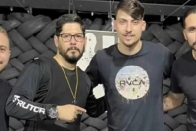 Polícia prende amigo de Renan Bolsonaro por suposta compra ilegal de armas